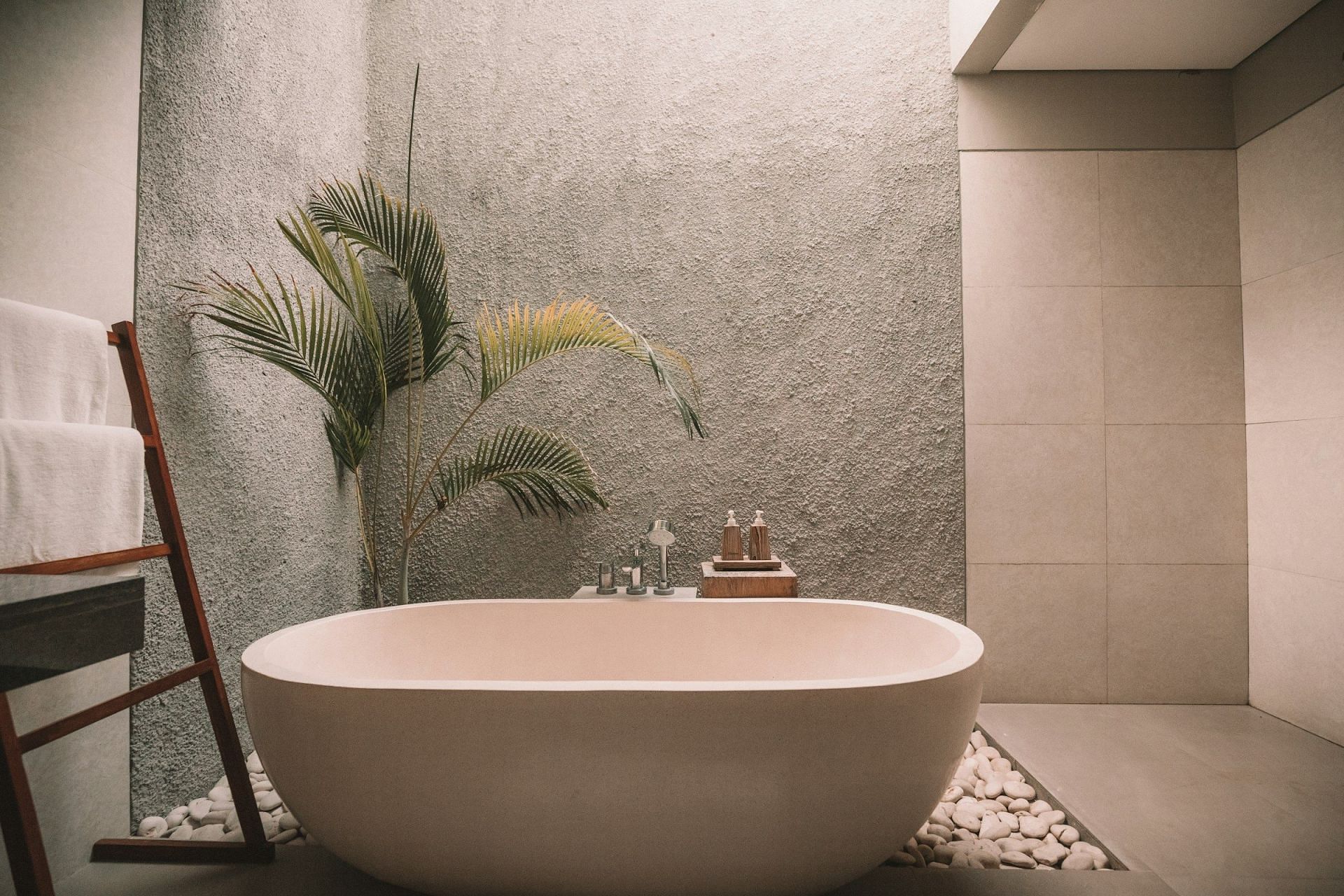 Home remedies for hemorrhoids: A sitz bath (Image by Jared Rice/Unsplash)